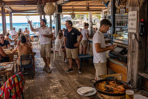 HORECA - chiringuito español a tope de gente con llamadas por atender. Aún no usan Tu Asistente con IA