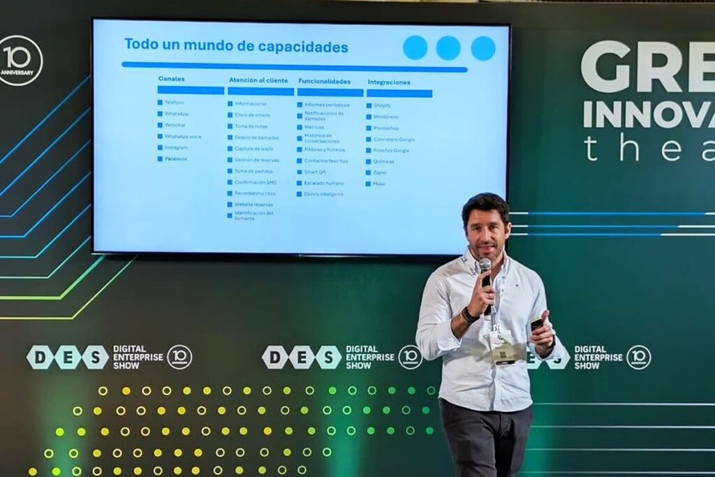 Miguel de CanaIA presentando en el DES 2026 las Funcionalidades de TuAsistenteconIA